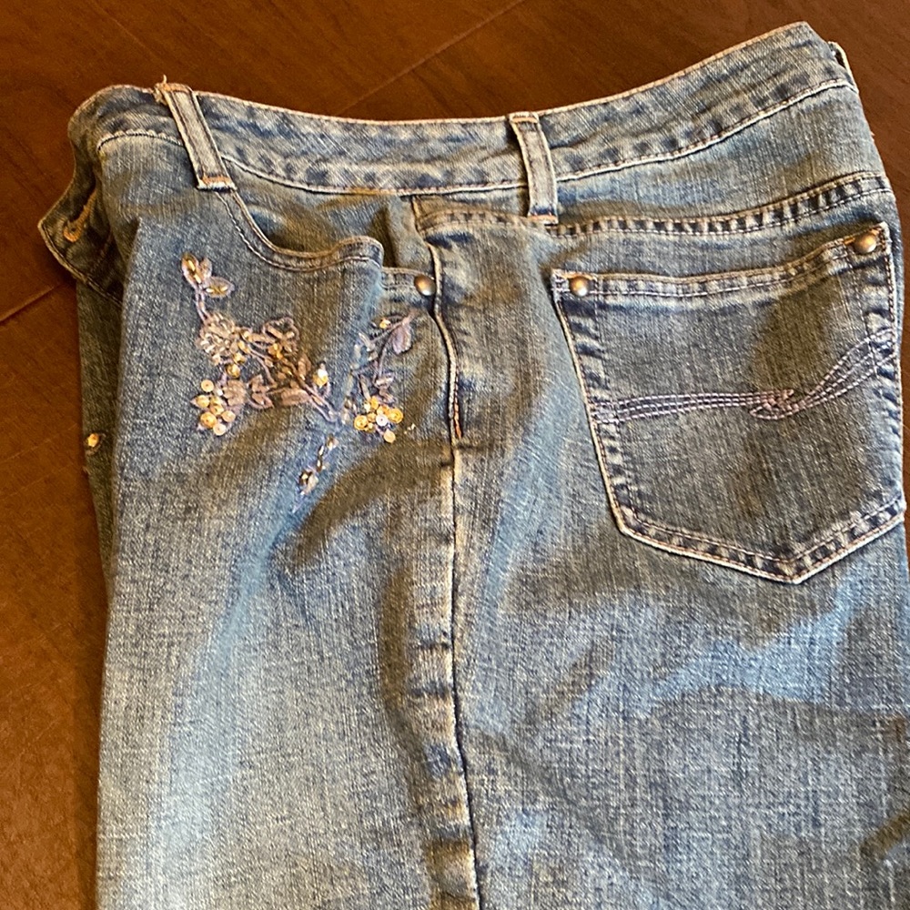 Women’s jeans with sequencing. Front and back pockets. Never worn.